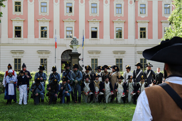 Momentka ze společného fotografování před severním průčelím Invalidovny