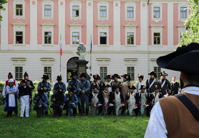 Momentka ze společného fotografování před severním průčelím Invalidovny